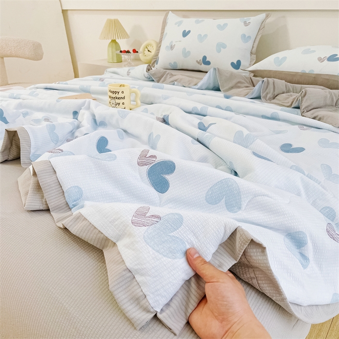 91家纺网 家纺一手货源 找家纺 南北家居  2025新款亲肤泡泡棉提花夏被 一见倾心