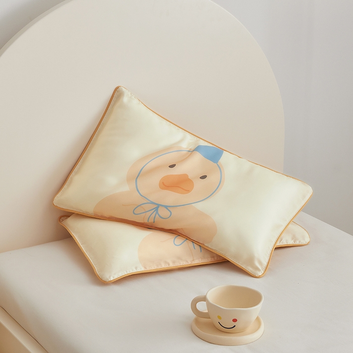 91家纺网 家纺一手货源 找家纺 荷马之梦  2025新款系列——A类60s原创手绘卡通儿童枕套 毛绒鸭