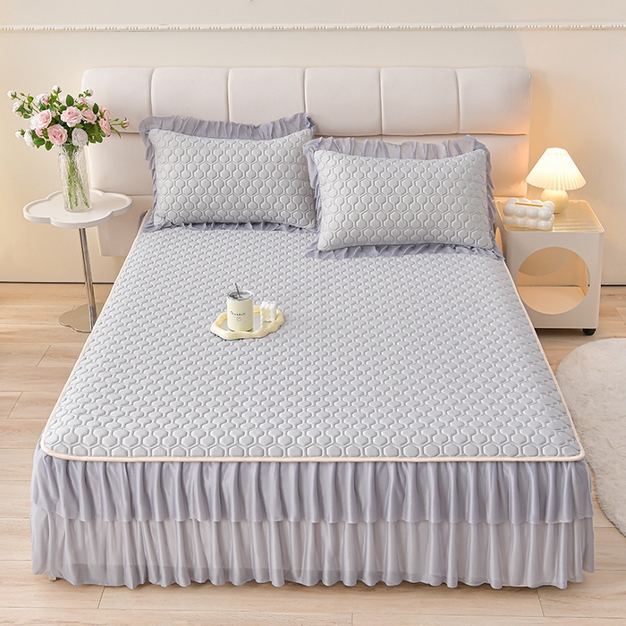 91家纺网 家纺一手货源 找家纺 畅畅家纺 2025新款夏季凉感丝足球花纯色凉席夏被四件套 足球花-陨石灰