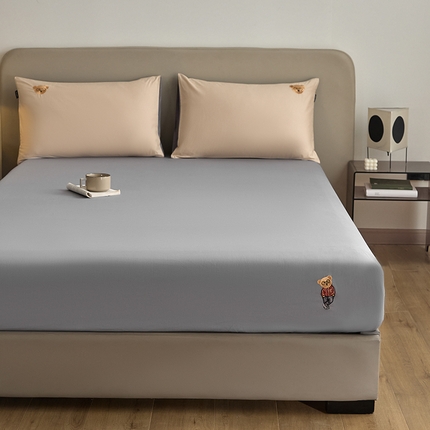 91家纺网 家纺一手货源 找家纺 禾时 2025新款A类全棉卡通小熊刺绣床笠床套床罩床垫保护套 洛克熊-灰