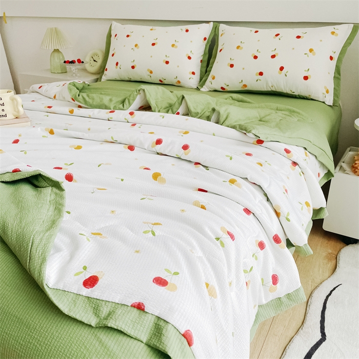 91家纺网 家纺一手货源 找家纺 南北家居 2025新款亲肤泡泡棉提花夏被 甜蜜樱桃