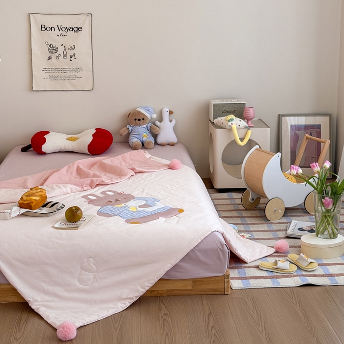 91家纺网 家纺一手货源 找家纺 喜多兔2025新款高精密人字棉贴布绣奶里奶气夏被夏凉被 粉色奶气小兔