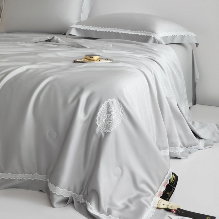 91家纺网 家纺一手货源 找家纺 桂雅居2025新款80支进口莱赛尔双丝夏被-达芙妮 雅灰