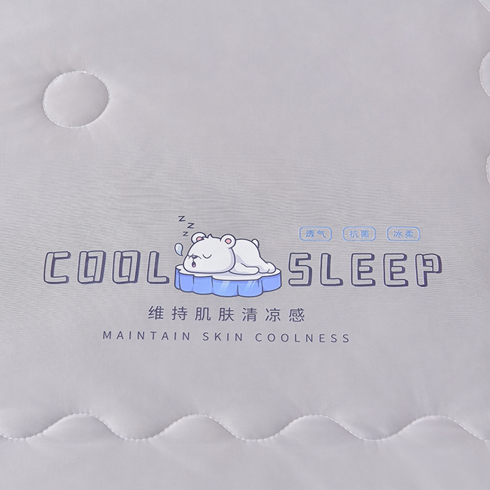 91家纺网 家纺一手货源 找家纺 畅畅家纺 2025新款夏季凉感丝足球花纯色凉席夏被四件套 足球花-陨石灰