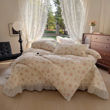 91家纺网 家纺一手货源 找家纺 2025新款水洗棉夹棉床盖四件套韩版蕾丝花边小清新针织棉单被套小碎花皱皱棉直播爆款网红四季跑量款 秋水伊人