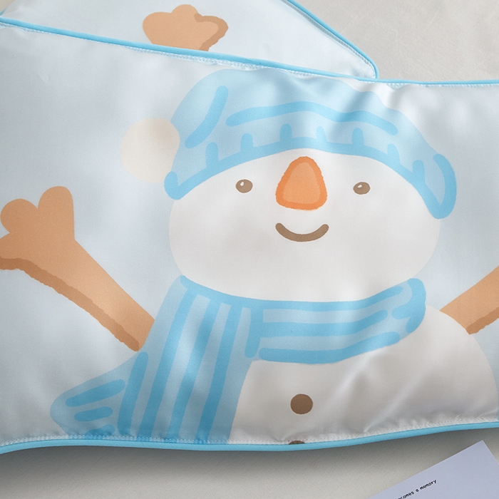 91家纺网 家纺一手货源 找家纺 荷马之梦  2025新款系列——A类60s原创手绘卡通儿童枕套 小雪人