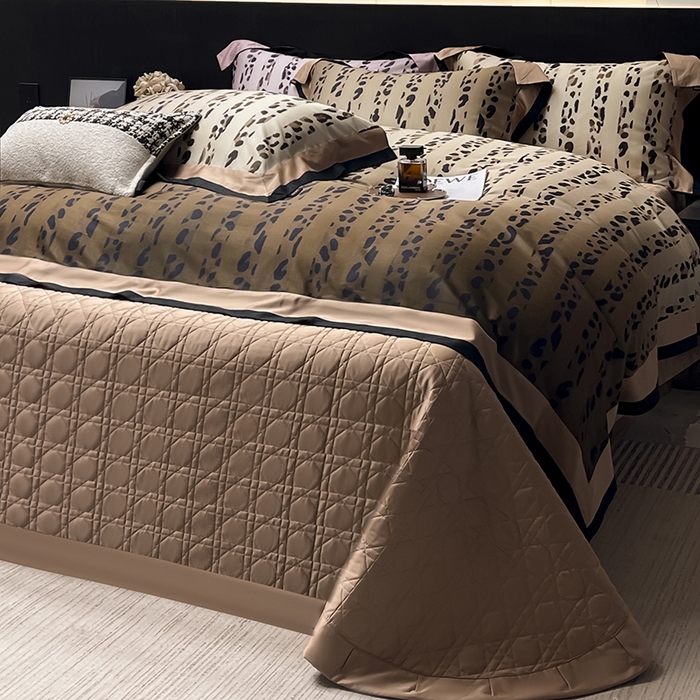 91家纺网 家纺一手货源 找家纺 爱妮菲2025夏季A类天丝棉夹棉床盖床笠四件套全棉纯棉纯色长绒棉真丝保护罩高级感全工艺床上用品 伊素