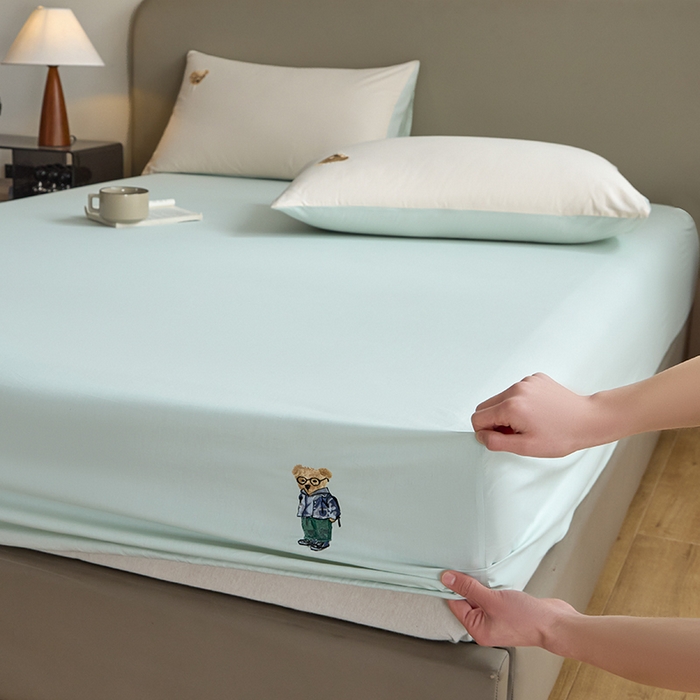 91家纺网 家纺一手货源 找家纺 禾时 2025新款A类全棉卡通小熊刺绣床笠床套床罩床垫保护套 杰米熊-绿