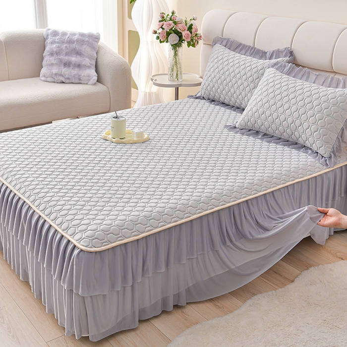 91家纺网 家纺一手货源 找家纺 畅畅家纺 2025新款夏季凉感丝足球花纯色凉席夏被四件套 足球花-陨石灰