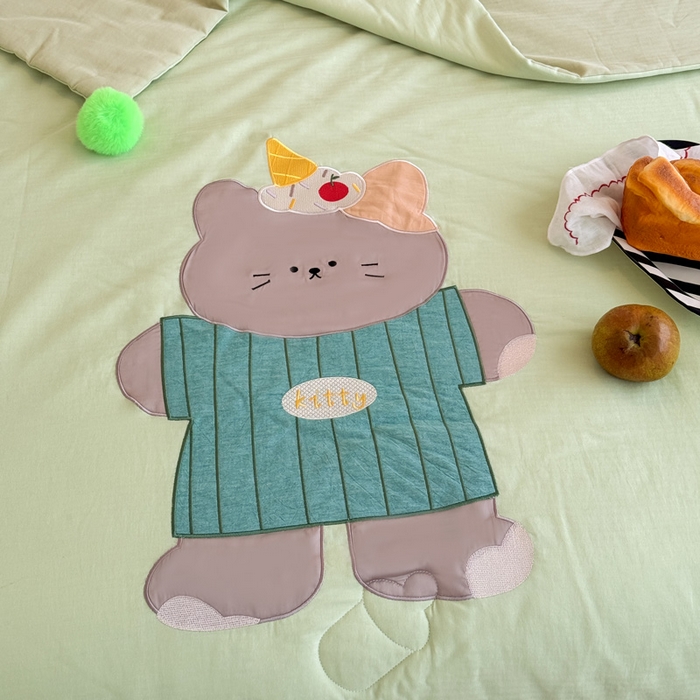 91家纺网 家纺一手货源 找家纺 喜多兔2025新款高精密人字棉贴布绣奶里奶气夏被夏凉被 绿色奶气小猫