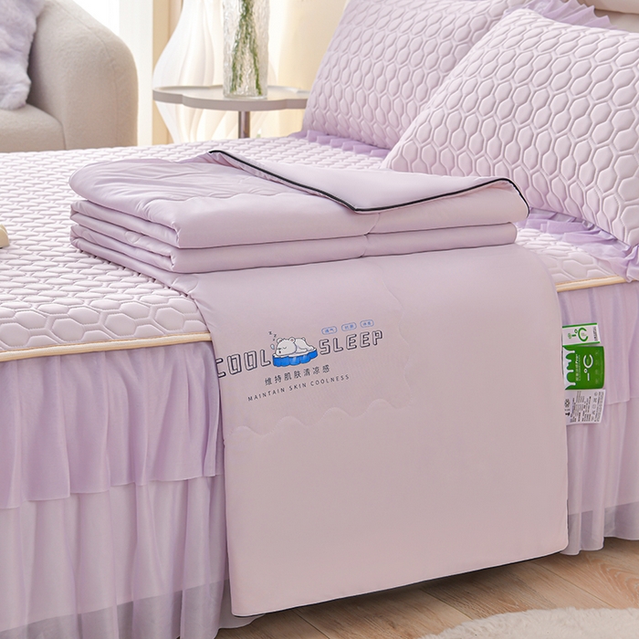 91家纺网 家纺一手货源 找家纺 畅畅家纺 2025新款夏季凉感丝足球花纯色凉席夏被四件套 足球花-魅紫