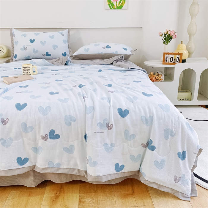 91家纺网 家纺一手货源 找家纺 南北家居  2025新款亲肤泡泡棉提花夏被 一见倾心