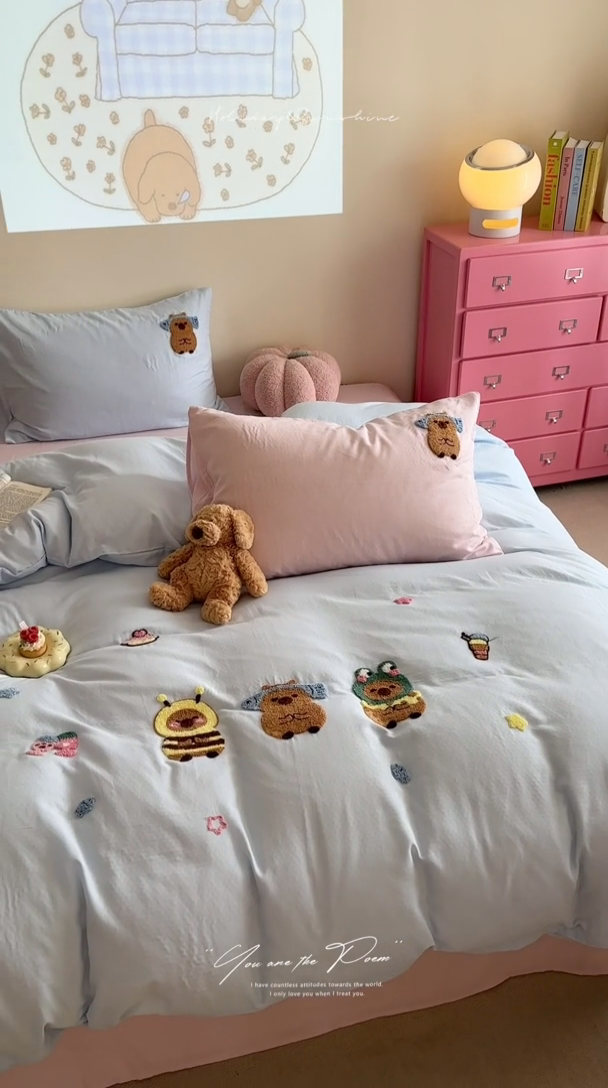 91家纺网 家纺一手货源 找家纺 TT.one 塔塔家居 2025新款全棉双层纱毛巾绣萌宠系列四件套 呆萌皮皮