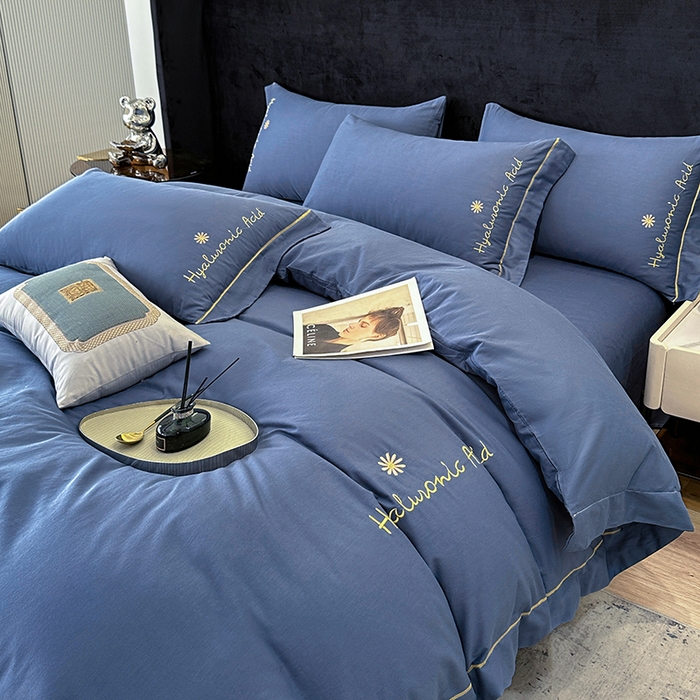 91家纺网 家纺一手货源 找家纺 宇彬家纺 2025直播新款13374全棉纯棉母婴级压线一字绣纯色刺绣四件套全棉纯棉贡缎新疆长绒字母款铂金系列 铂金 宾利蓝