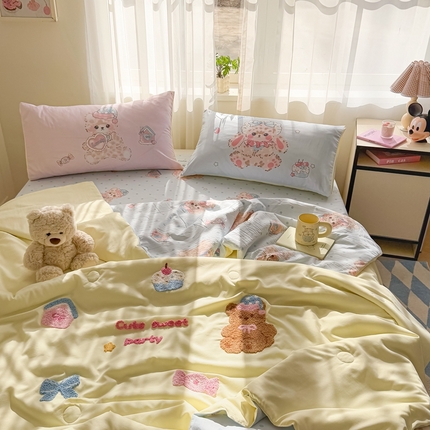 91家纺网 家纺一手货源 找家纺 （总）贝扬思  2025新款Lolita毛巾绣夏被套件	