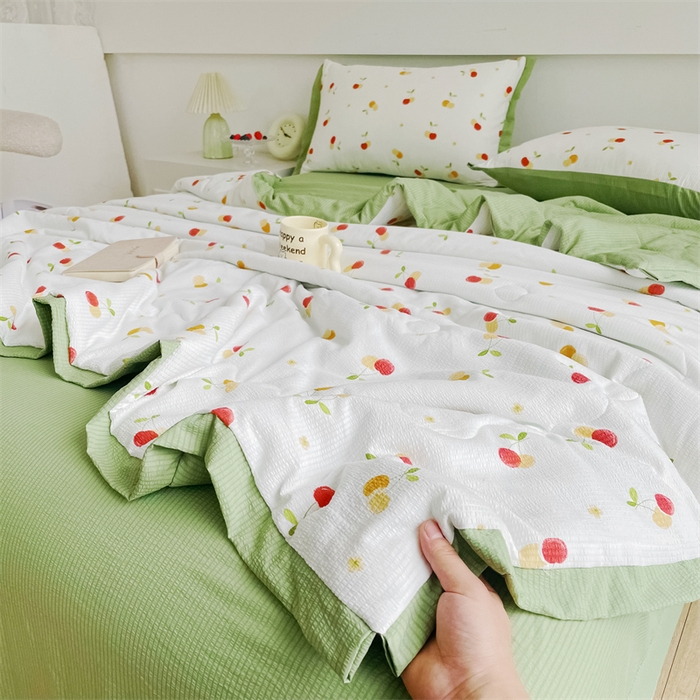 91家纺网 家纺一手货源 找家纺 南北家居 2025新款亲肤泡泡棉提花夏被 甜蜜樱桃