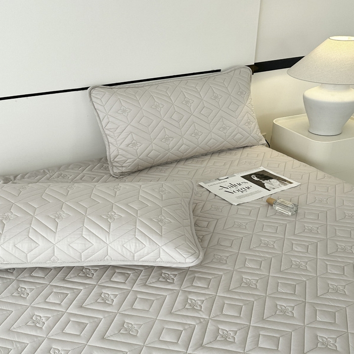 91家纺网 家纺一手货源 找家纺 云雀  2025新款舒适莱赛尔天丝夹棉床盖 菱格床盖-浅灰