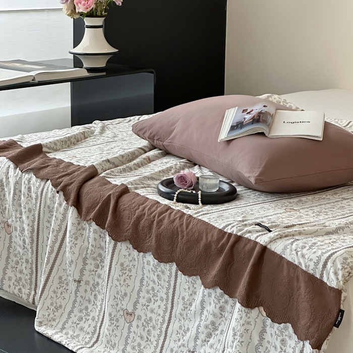 91家纺网 家纺一手货源 找家纺 觅糖  2025新款春夏款法式蕾丝针织大豆夏被 花伴