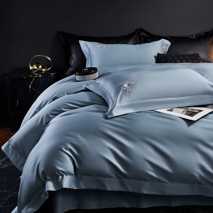 91家纺网 家纺一手货源 找家纺 沃尔居 2025新款全棉纯棉长绒棉四件套刺绣绣花纯色贡缎床笠款高端礼盒装 萨尔夫人-蓝灰