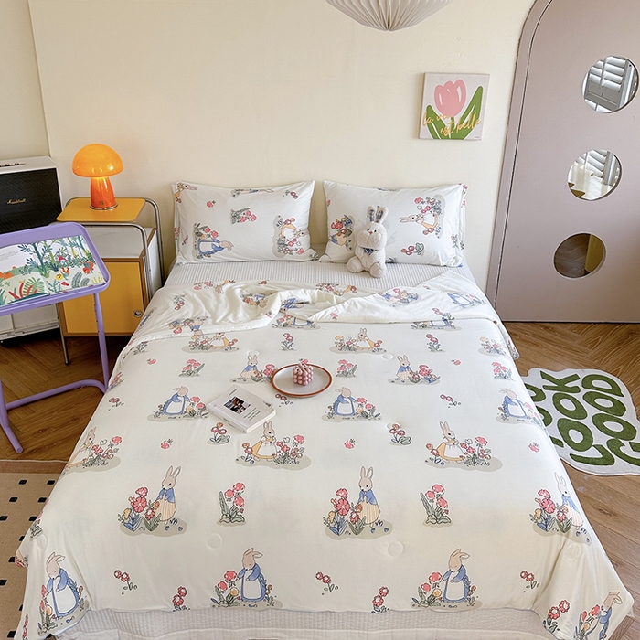 91家纺网 家纺一手货源 找家纺 麦伦家居 2025新款云柔针织棉大豆夏凉被 花丛小兔