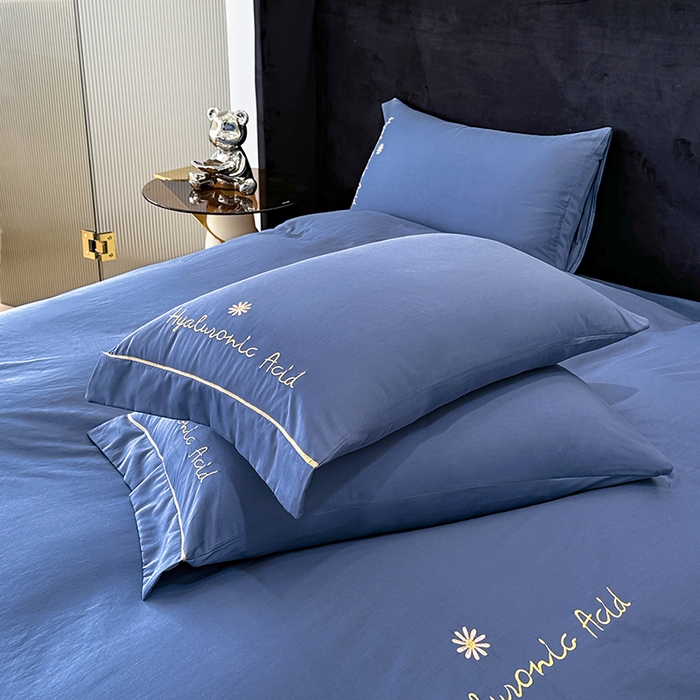 91家纺网 家纺一手货源 找家纺 宇彬家纺 2025直播新款13374全棉纯棉母婴级压线一字绣纯色刺绣四件套全棉纯棉贡缎新疆长绒字母款铂金系列 铂金 宾利蓝