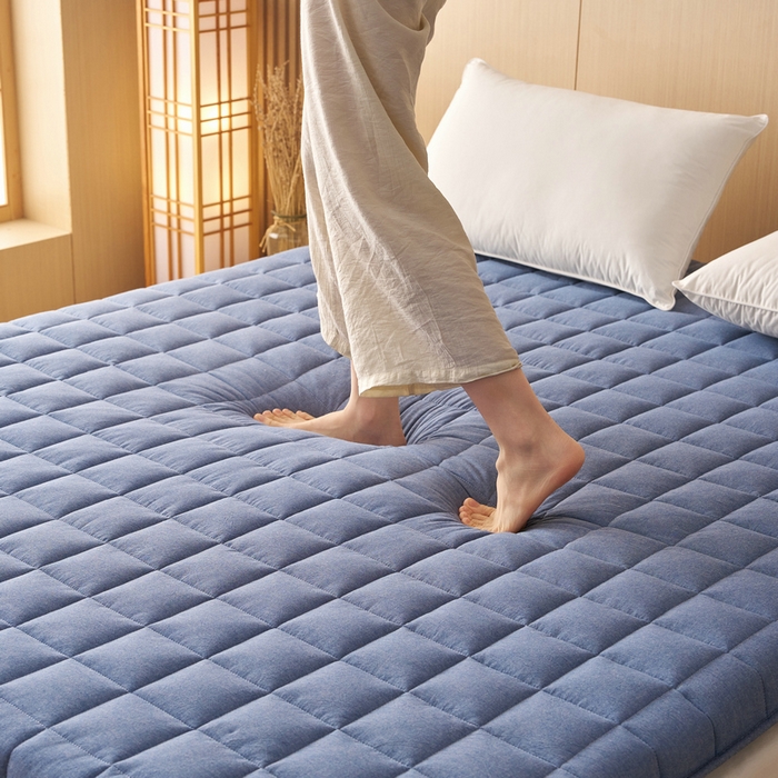 91家纺网 家纺一手货源 找家纺 锦丝钰床垫 2025新款色织水洗棉棉花床垫 牛仔蓝