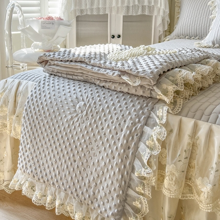91家纺网 家纺一手货源 找家纺 恋尚 2025新款乳胶凉感床笠裙豆豆夏被夏凉被空调被四件套-甜朵【控价270起】 甜朵-浅灰