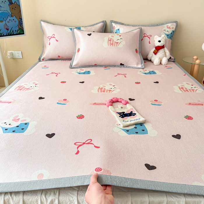 91家纺网 家纺一手货源 找家纺 典曼家纺 2025春夏新款250D冰丝宽边圆网冰丝凉席席子 蛋糕兔子