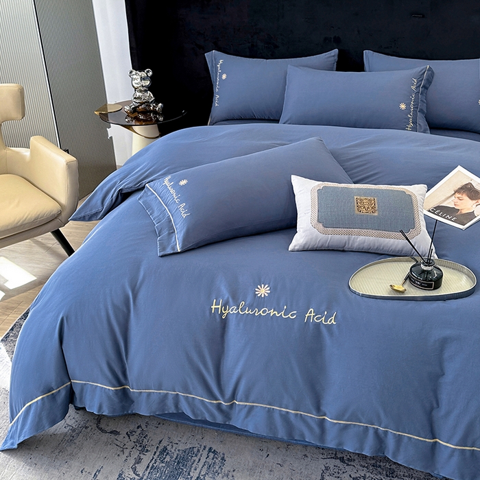 91家纺网 家纺一手货源 找家纺 宇彬家纺 2025直播新款13374全棉纯棉母婴级压线一字绣纯色刺绣四件套全棉纯棉贡缎新疆长绒字母款铂金系列 铂金 宾利蓝