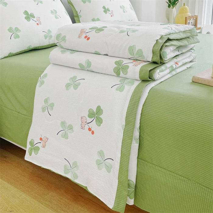 91家纺网 家纺一手货源 找家纺 南北家居 2025新款亲肤泡泡棉提花夏被 三叶草