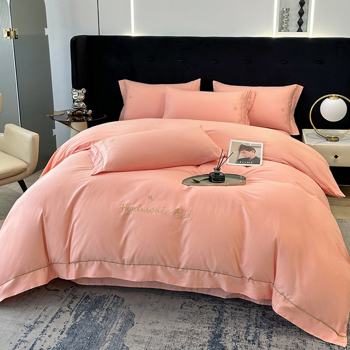 91家纺网 家纺一手货源 找家纺 宇彬家纺 2025直播新款13374全棉纯棉母婴级压线一字绣纯色刺绣四件套全棉纯棉贡缎新疆长绒字母款铂金系列 铂金 玉颜粉