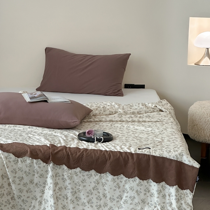 91家纺网 家纺一手货源 找家纺 （总）觅糖  2025新款春夏款法式蕾丝针织大豆夏被