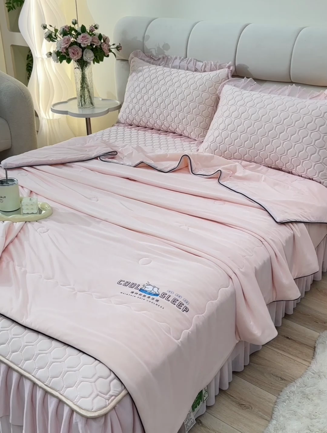 91家纺网 家纺一手货源 找家纺 畅畅家纺 2025新款夏季凉感丝足球花纯色凉席夏被四件套 足球花-香妃粉