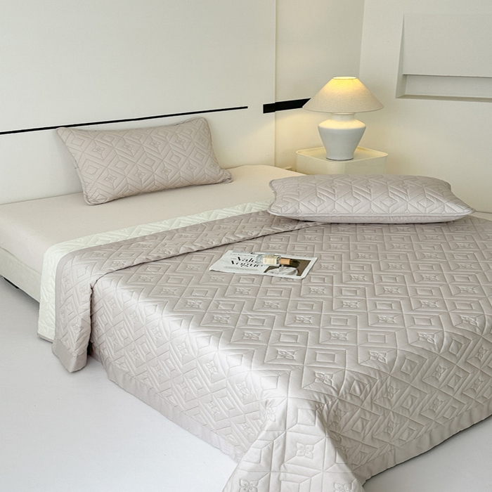 91家纺网 家纺一手货源 找家纺 云雀  2025新款舒适莱赛尔天丝夹棉床盖 菱格床盖-浅灰