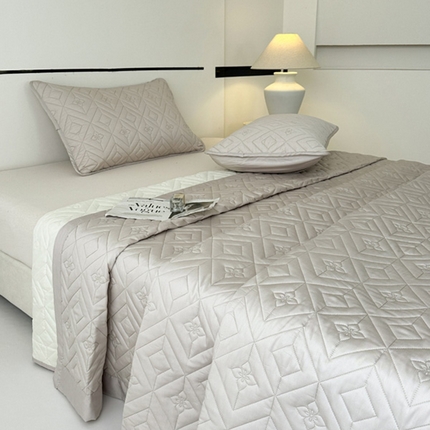 91家纺网 家纺一手货源 找家纺 云雀  2025新款舒适莱赛尔天丝夹棉床盖 菱格床盖-浅灰