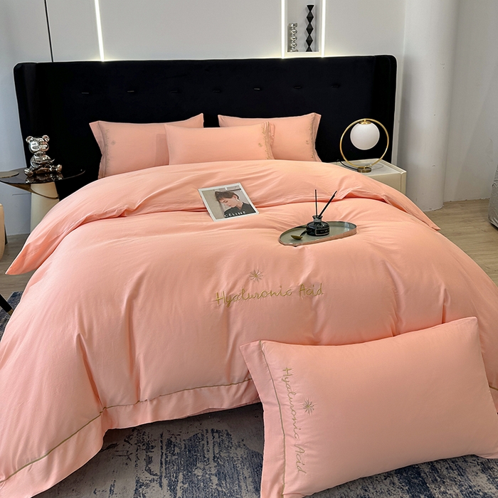 91家纺网 家纺一手货源 找家纺 宇彬家纺 2025直播新款13374全棉纯棉母婴级压线一字绣纯色刺绣四件套全棉纯棉贡缎新疆长绒字母款铂金系列 铂金 玉颜粉