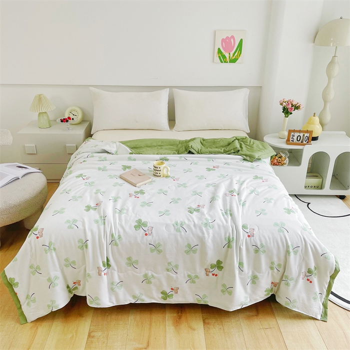 91家纺网 家纺一手货源 找家纺 南北家居 2025新款亲肤泡泡棉提花夏被 三叶草