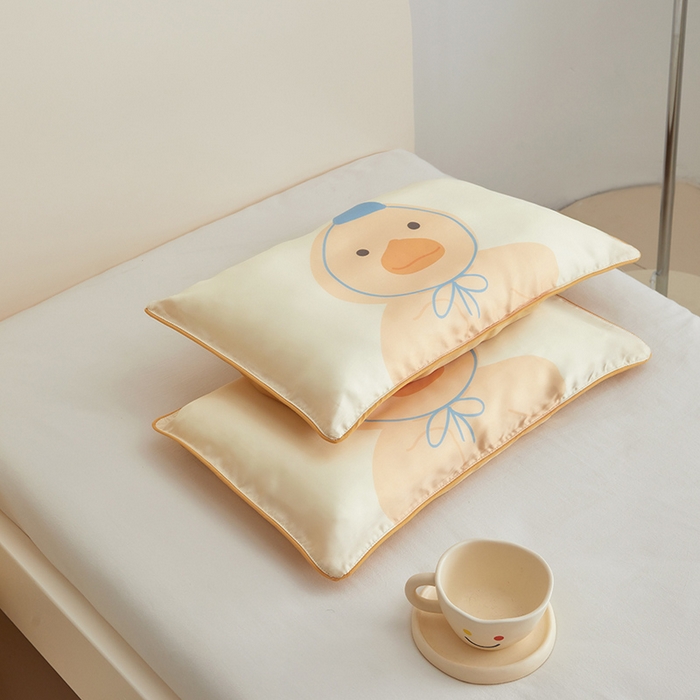 91家纺网 家纺一手货源 找家纺 荷马之梦  2025新款系列——A类60s原创手绘卡通儿童枕套 毛绒鸭