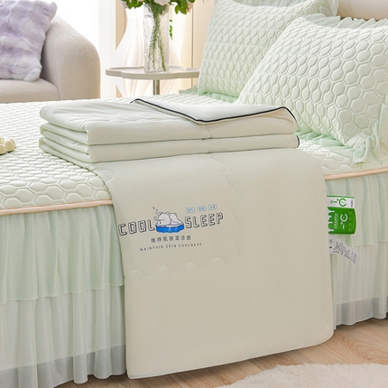 91家纺网 家纺一手货源 找家纺 畅畅家纺 2025新款夏季凉感丝足球花纯色凉席夏被四件套 足球花-清新绿