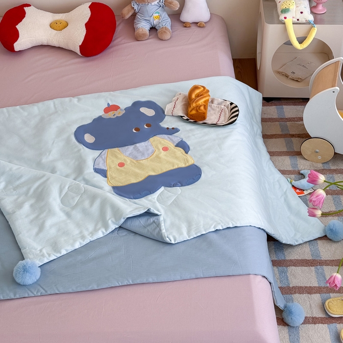 91家纺网 家纺一手货源 找家纺 喜多兔2025新款高精密人字棉贴布绣奶里奶气夏被夏凉被 蓝色奶气小象