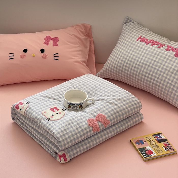 91家纺网 家纺一手货源 找家纺 红嘴企鹅2025新款毛巾绣空调被四件套 夏被-蓝格小猫