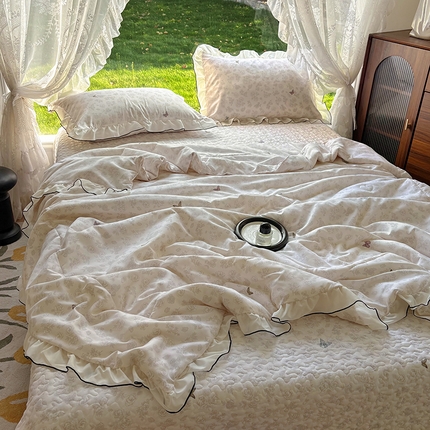 91家纺网 家纺一手货源 找家纺 （总）2025水洗棉夹棉韩版花边夏被小清新针织棉小碎花皱皱棉双层纱软糯感夏凉被空调被泡泡棉被四季跑量款