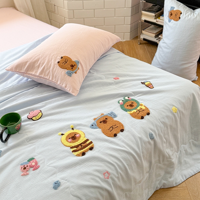 91家纺网 家纺一手货源 找家纺 TT.one 塔塔家居 TT.one 塔塔家居 TT.one 塔塔家居 2025新款全棉双层纱毛巾绣萌宠系列夏被 夏被·呆萌皮皮