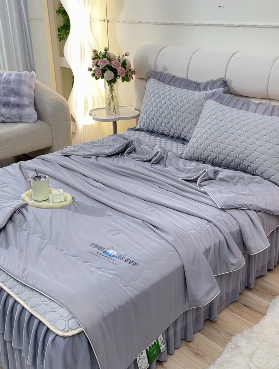 91家纺网 家纺一手货源 找家纺 畅畅家纺 2025新款夏季凉感丝足球花纯色凉席夏被四件套 足球花-陨石灰