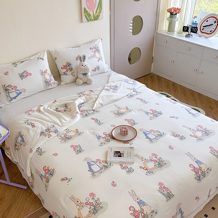 91家纺网 家纺一手货源 找家纺 麦伦家居 2025新款云柔针织棉大豆夏凉被 花丛小兔