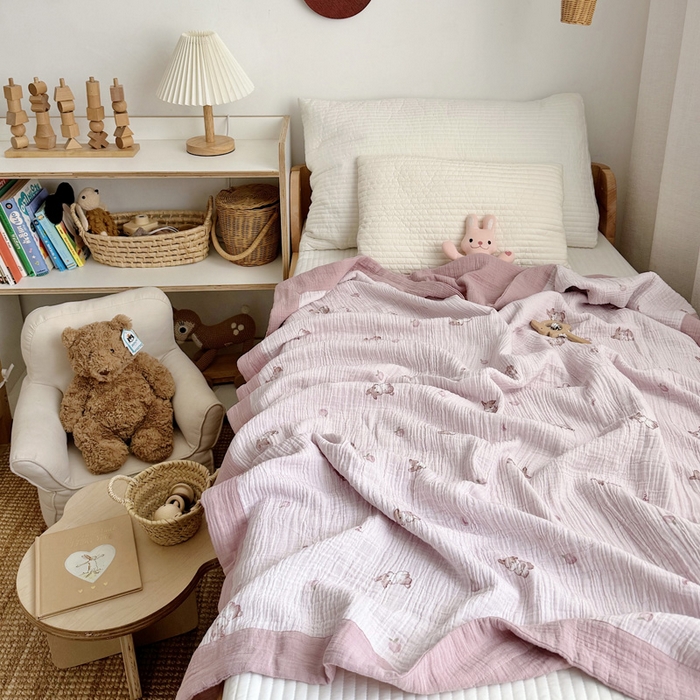 91家纺网 家纺一手货源 找家纺 BOSS 2025新款全棉纯棉皱皱纱儿童盖毯夏被  幼儿园夏被夏凉被空调被 桃桃兔