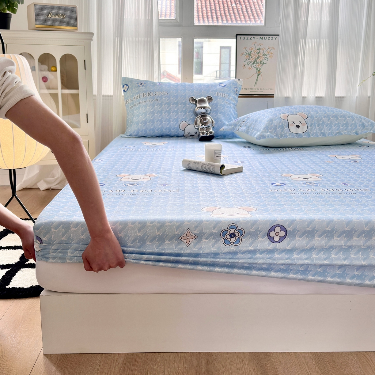 91家纺网 家纺一手货源 找家纺 乐居家纺 2025新款亲肤舒适活性印染水洗冰丝床笠 千鸟格熊-蓝