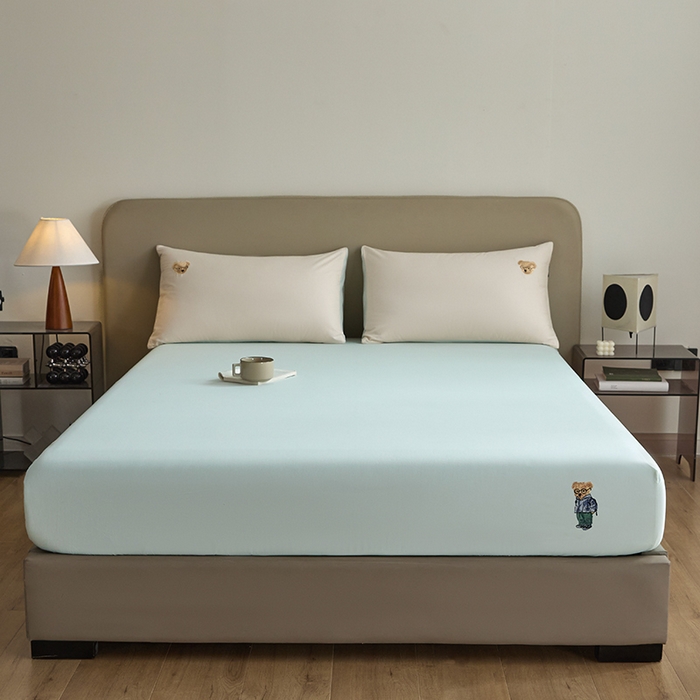 91家纺网 家纺一手货源 找家纺 禾时 2025新款A类全棉卡通小熊刺绣床笠床套床罩床垫保护套 杰米熊-绿