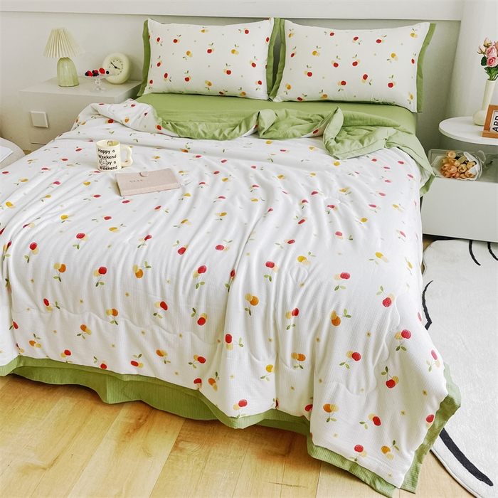 91家纺网 家纺一手货源 找家纺 南北家居 2025新款亲肤泡泡棉提花夏被 甜蜜樱桃