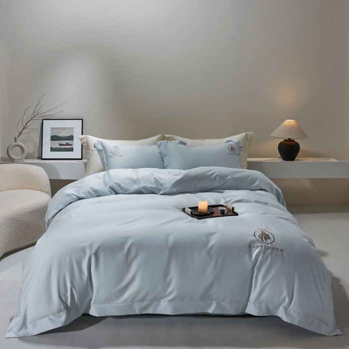 91家纺网 家纺一手货源 找家纺 沃尔居 2025新款全棉纯棉长绒棉四件套刺绣绣花纯色贡缎床笠款高端礼盒装 萨尔夫人-迷雾蓝